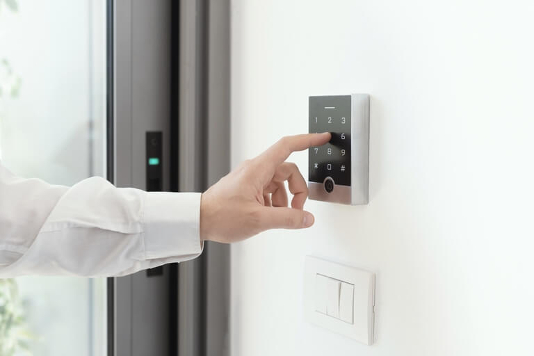 seguridad en casa - ejemplo de control en la entrada
