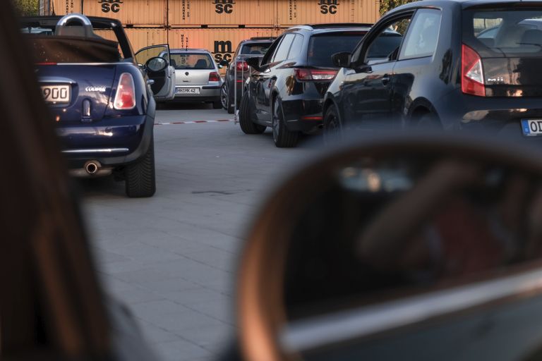 ejemplo de muchos coches diferentes en parking